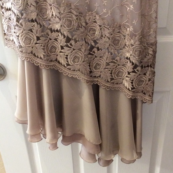 Lace Detail Formal Gown - Picture 5 of 6